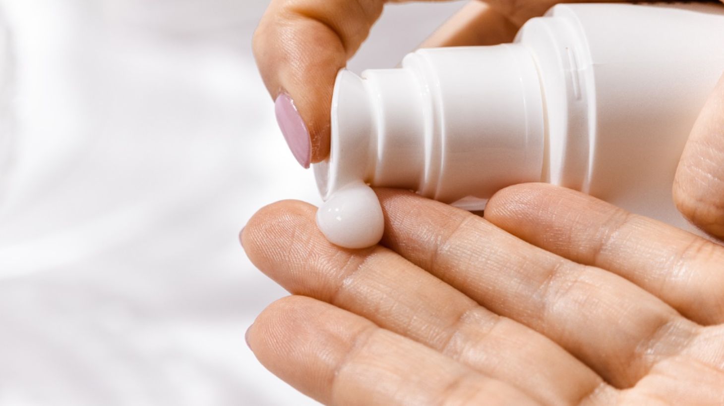 Αυτός είναι ο λόγος που δεν πρέπει να μεταγγίζετε το αντηλιακό σας σε δοχεία ταξιδιωτικού μεγέθους