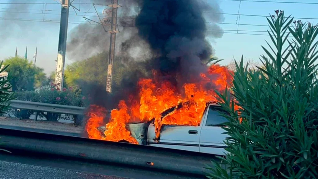 Δείτε εικόνες από το αυτοκίνητο που τυλίχθηκε στις φλόγες στην παραλιακή – Καλά στην υγεία του ο οδηγός