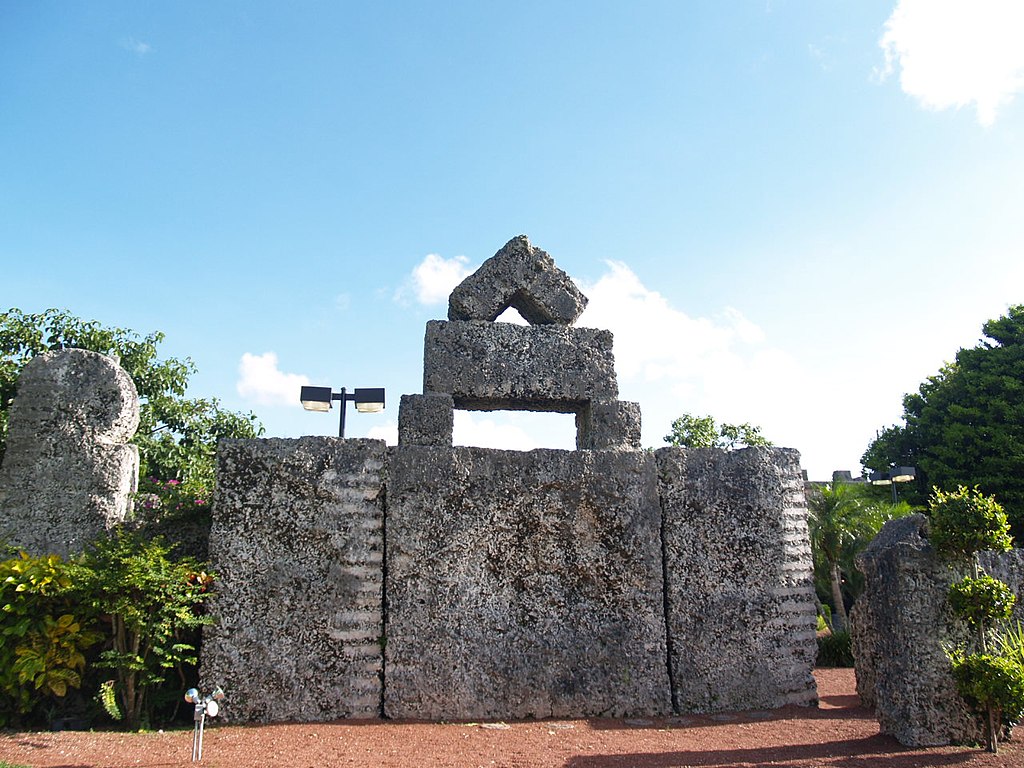 Coral Castle: Πώς χτίστηκε το μυστήριο κάστρο από έναν μόνο άνθρωπο σε 28 χρόνια;