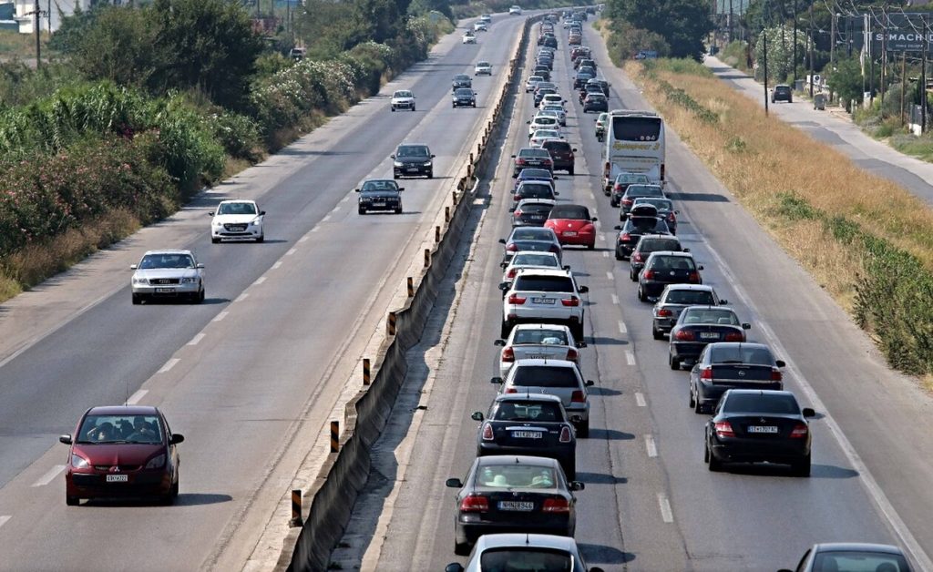 Καραμπόλα τριών αυτοκινήτων στην Εθνική Οδό Θεσσαλονίκης – Μουδανιών – Τραυματίστηκαν τρία άτομα