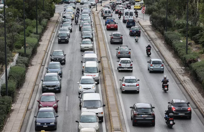 Μποτιλιάρισμα στην παραλιακή μετά από φωτιά σε αυτοκίνητο στον Άλιμο