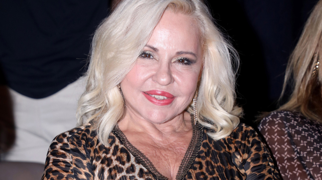 Μπέσσυ Αργυράκη: Έπεσε από τη σκηνή την ώρα που τραγουδούσε σε συναυλία στη Θεσσαλονίκη (βίντεο)