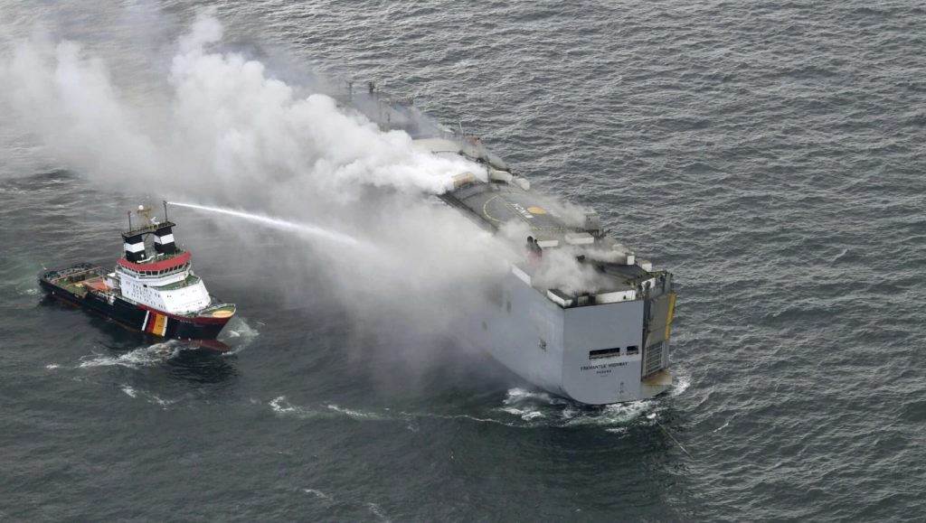 Ολλανδία: Σε εξέλιξη η ρυμούλκηση του φλεγόμενου πλοίου με τα 3.783 αυτοκίνητα