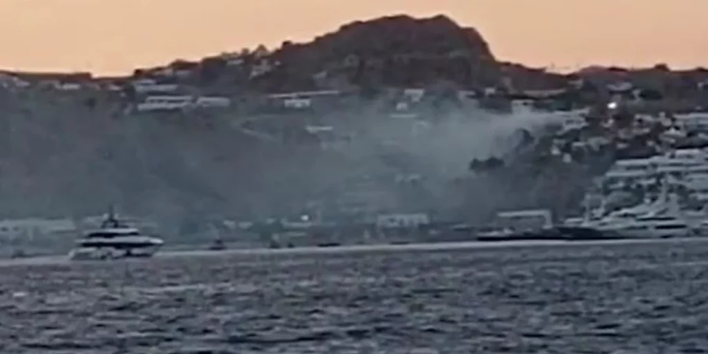 Μύκονος: Φωτιά ξέσπασε στην Ψαρρού – Ανάμεσα σε σπίτια οι φλόγες