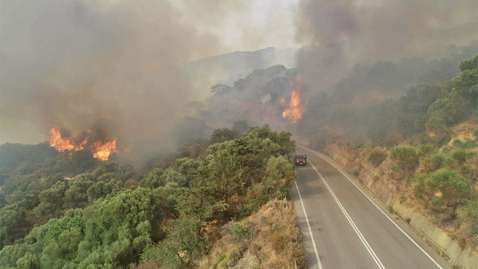 Χίος: Βελτιωμένη η εικόνα της φωτιάς – Σε εξέλιξη επιχείρηση μέσα σε δασώδη δύσβατη περιοχή