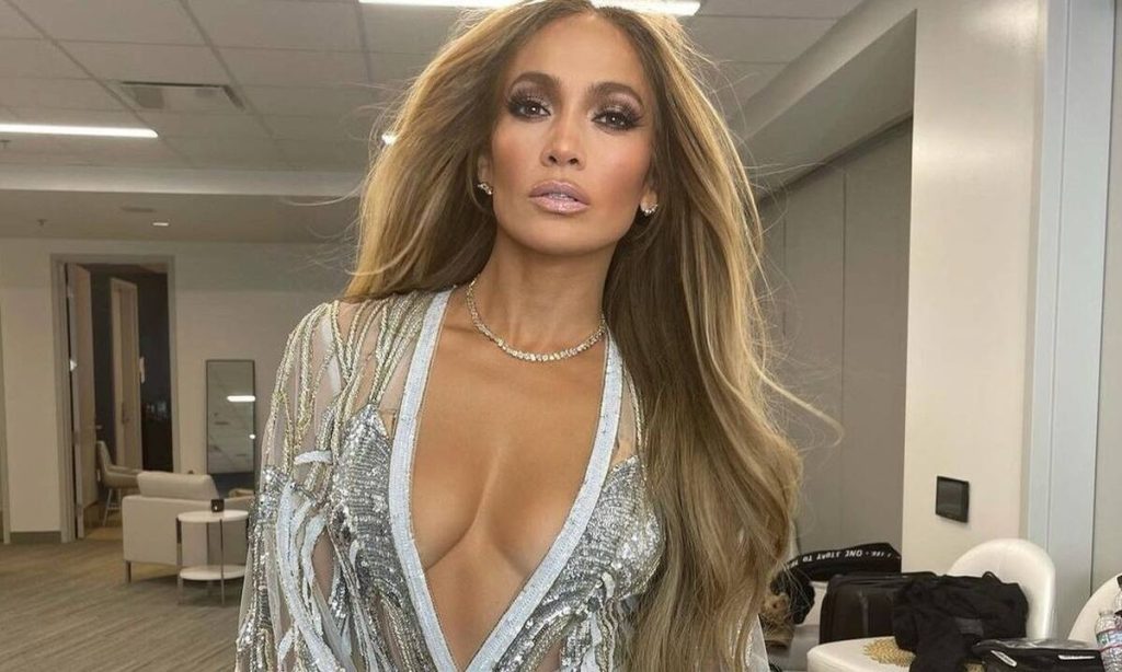 Είναι «μπόμπα» και δεν το κρύβει: Η Τζένιφερ Λόπεζ πόζαρε με εσώρουχα και ψηλοτάκουνα και «ζάλισε» το Instagram (φώτο)