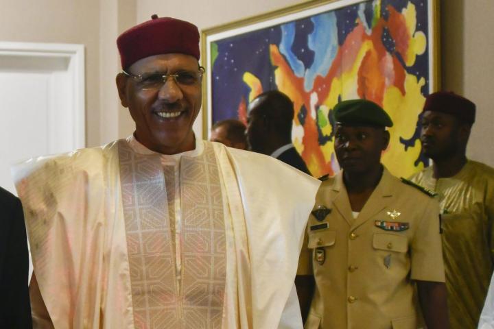 Νίγηρας: «Οποιαδήποτε στρατιωτική επέμβαση θα εκλαμβανόταν ως κήρυξη πολέμου εναντίον της Μπουρκίνα Φάσο και του Μάλι»