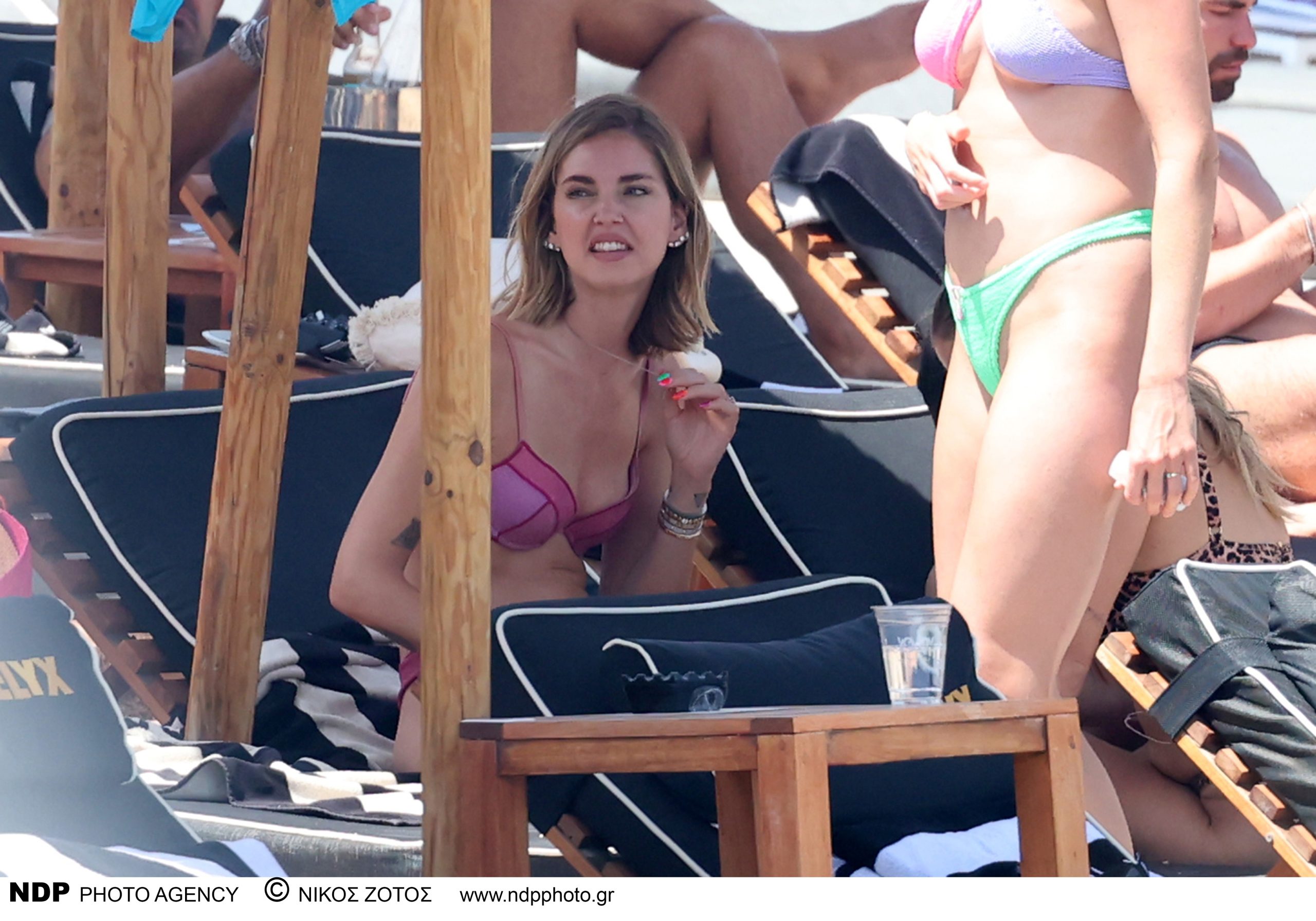 Chiara Ferragni: H «καυτή» εμφάνιση στη Μύκονο με ροζ μπικίνι (φωτο)