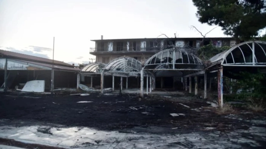 Κηφισιά: Δείτε εικόνες από το εγκαταλελειμμένο ξενοδοχείο «Grand Chalet» μετά τη φωτιά – Σημαντικές υλικές ζημιές