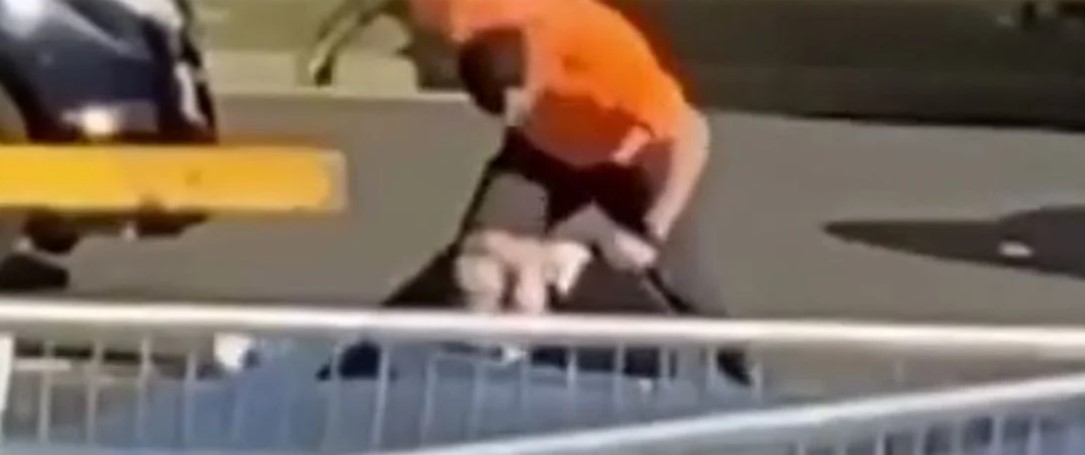 Βίντεο με οδηγούς να παίζουν ξύλο στη μέση του δρόμου – Κλωτσιές και μπουνιές