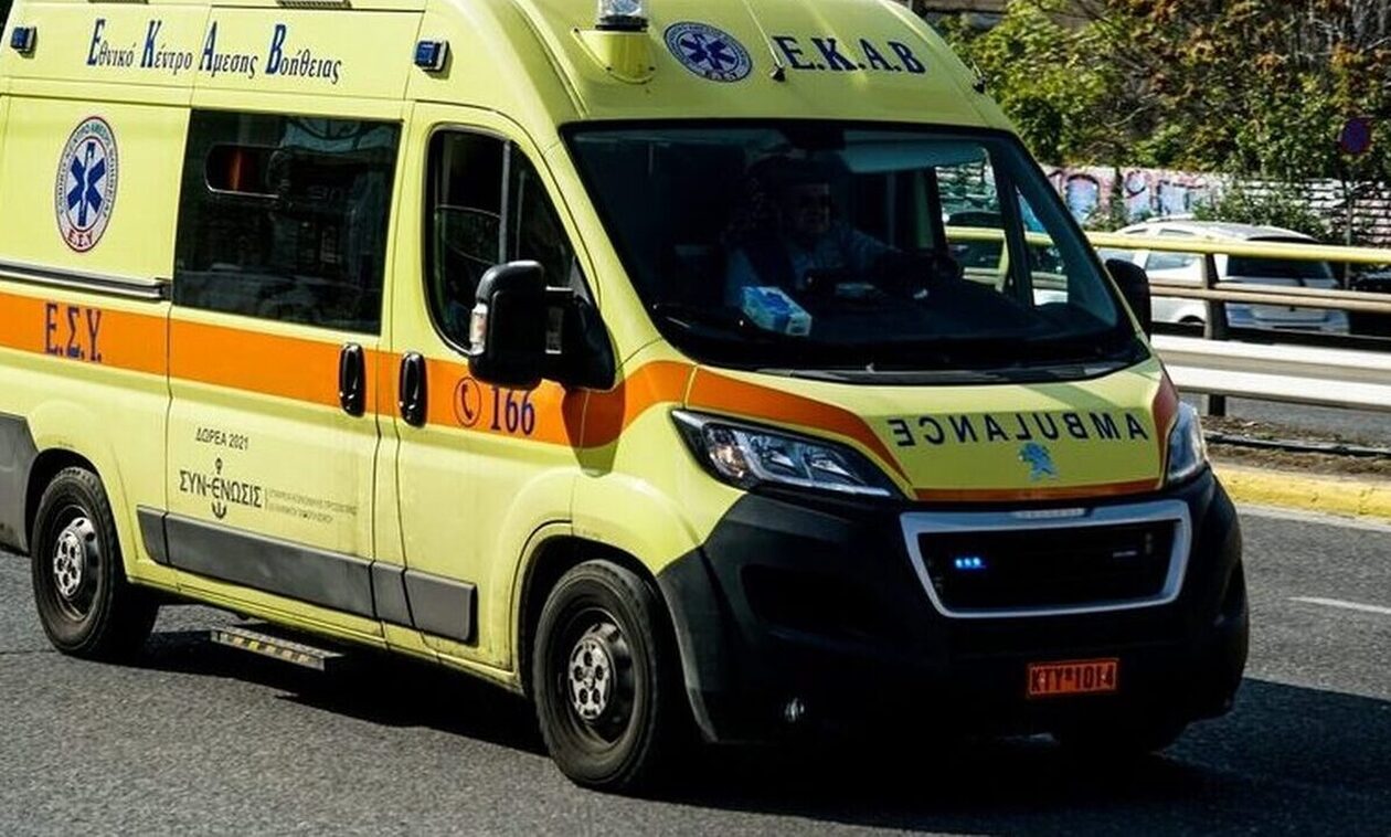 Σοβαρό τροχαίο στη Βάρης-Κορωπίου: Φορτηγό εξετράπη της πορείας του και χτύπησε σε κολώνα της ΔΕΗ