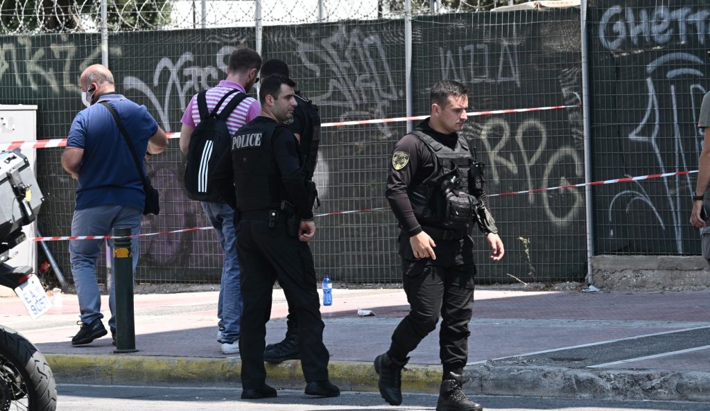 Βίντεο από τη συμπλοκή στον Κολωνό: Ο Αλβανός ληστής δέχεται πυροβολισμούς και πέφτει στο έδαφος