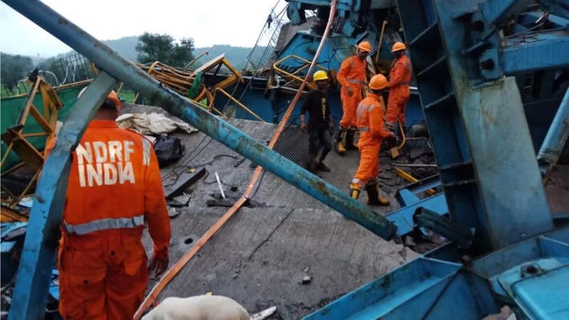 Κατέρρευσε γερανός στην Ινδία –  16 νεκροί και φόβοι για παγιδευμένους (βίντεο)