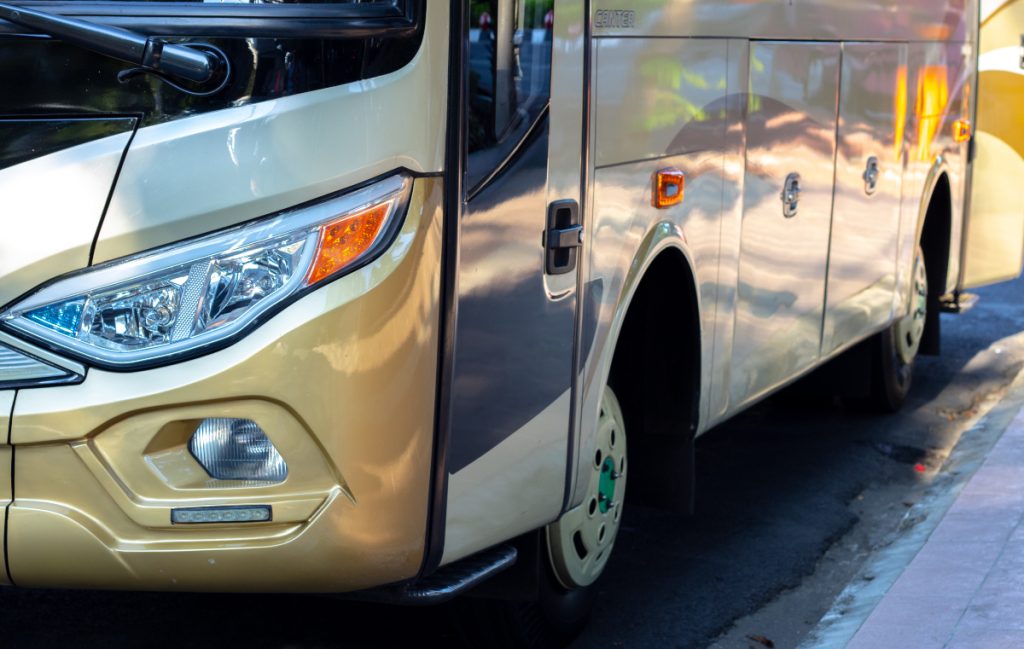 Θεσσαλονίκη: Φωτιά σε εν κινήσει τουριστικό λεωφορείο – Οι επιβάτες αποβιβάστηκαν με ασφάλεια