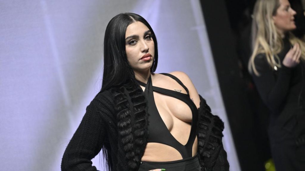 Λούρδη Λεόν: Η κόρη της Μαντόνα ποζάρει… χωρίς ρούχα «στα βήματα» της μητέρας της! (φωτο)