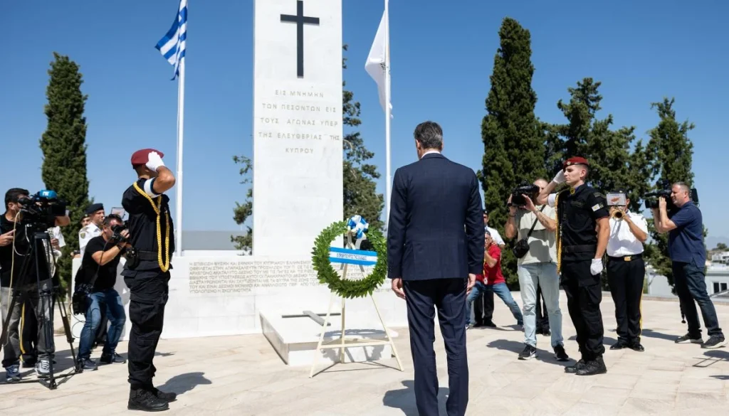 Κ.Μητσοτάκης: Έκανε κύκλους γύρω από τον εαυτό του κατά τη διάρκεια κατάθεσης στεφάνου (βίντεο)