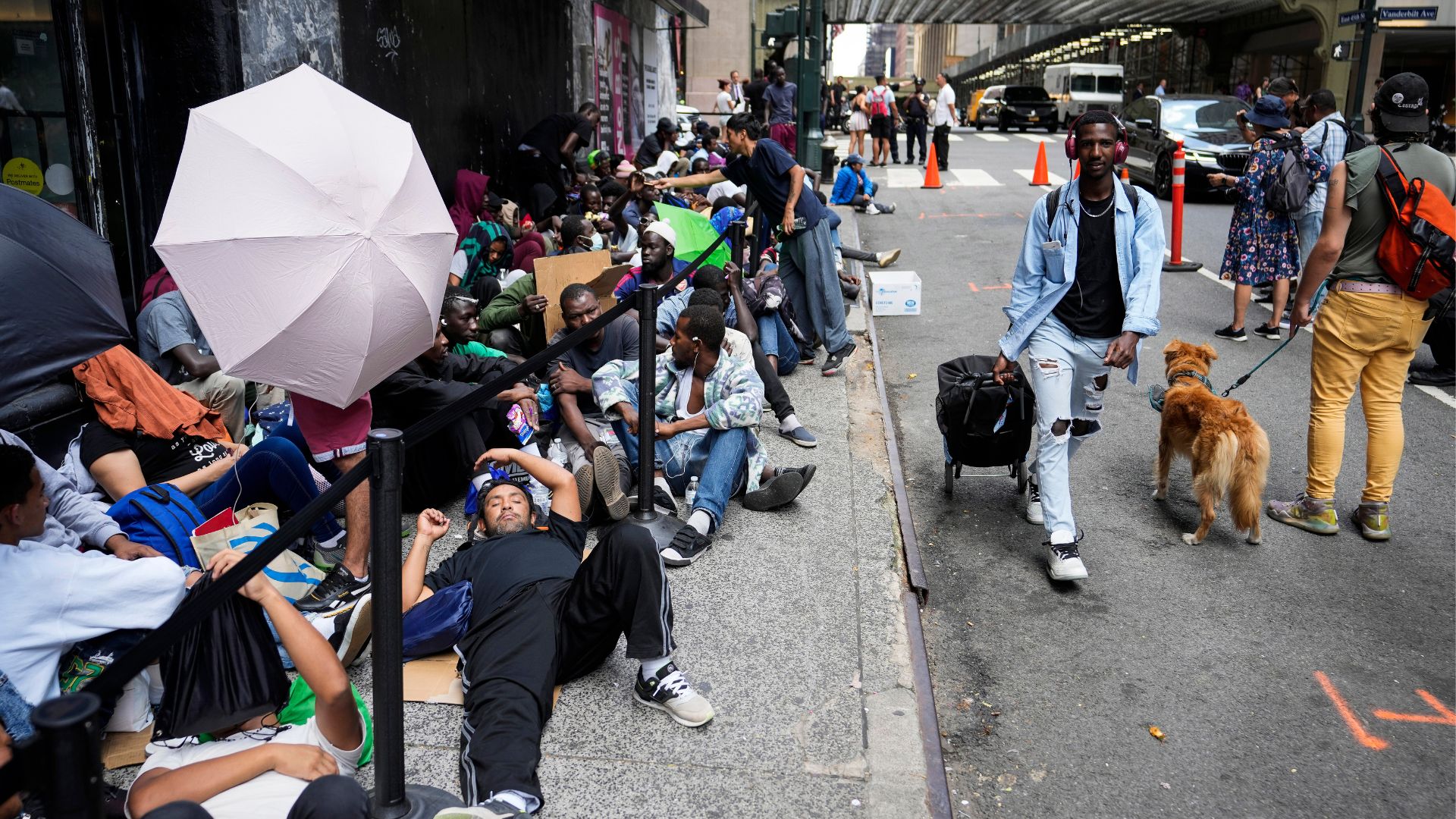 Νέα Υόρκη: Χάος με παράνομους μετανάστες να κοιμούνται στα πεζοδρόμια (φωτο)