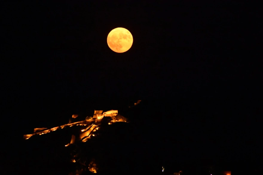 Πανσέληνος Αυγούστου: Εντυπωσιάζουν οι εικόνες από το «φεγγάρι του οξύρρυγχου»