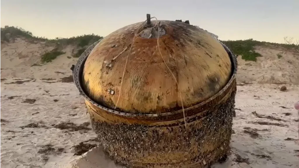 Αυστραλία: Μυστηριώδες αντικείμενο που βρέθηκε ξεβρασμένο σε ακτή φαίνεται πώς έπεσε από το… διάστημα