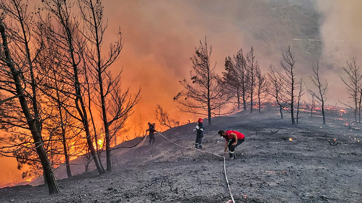 Εκτός ελέγχου η φωτιά στη Μακρακώμη Φθιώτιδας: Μήνυμα του «112» σε κατοίκους να παραμείνουν σε ετοιμότητα για εκκένωση