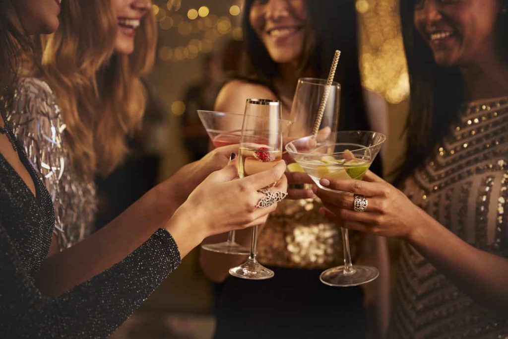 Οι γυναίκες πίνουν περισσότερο αλκοόλ και πεθαίνουν συχνότερα από αυτό σύμφωνα με νέα έρευνα