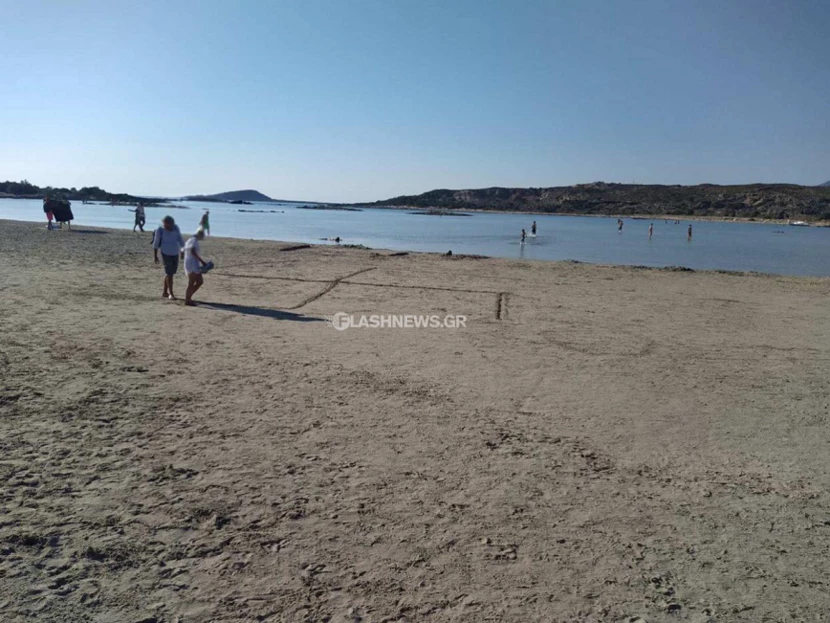 Χανιά: Τουρίστες σχεδίασαν τη σβάστικα στην παραλία του Ελαφονησίου (φωτό)
