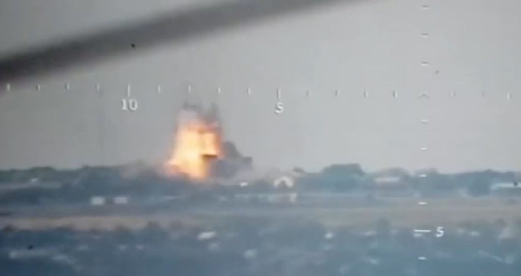 Ζαπορίζια: Η στιγμή που Ρώσοι βομβαρδίζουν ουκρανική αποθήκη πυρομαχικών (βίντεο)