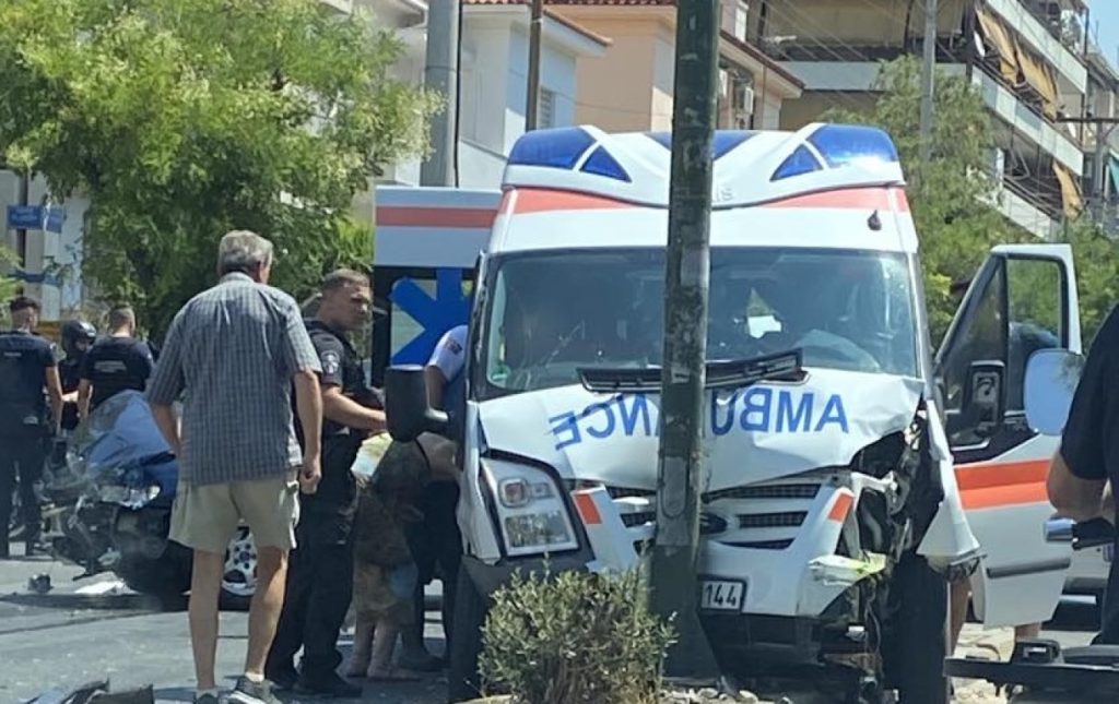 Τροχαίο ατύχημα στη Γαλατσίου: Ασθενοφόρο συγκρούστηκε με ΙΧ και «καρφώθηκε» σε κολώνα
