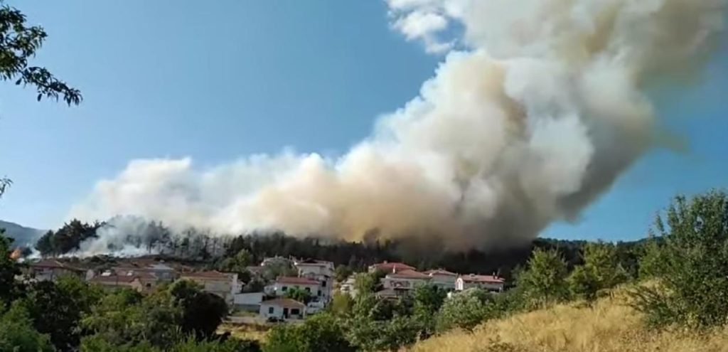 Συναγερμός για μεγάλη φωτιά στα Γρεβενά: Στα όρια της Δεσκάτης – Απειλούνται σπίτια