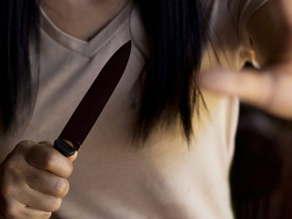 Αχαΐα: 33χρονη επιτέθηκε με μαχαίρι στον άνδρα της