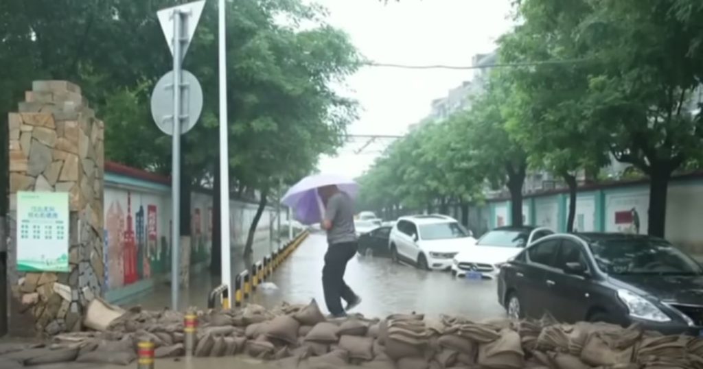 Η Κίνα σε συναγερμό: Το Πεκίνο συνταράσσεται από τις σφοδρές βροχοπτώσεις – Νεκροί, αγνοούμενοι και ένα εκατομμύριο ξεσπιτωμένοι (βίντεο)