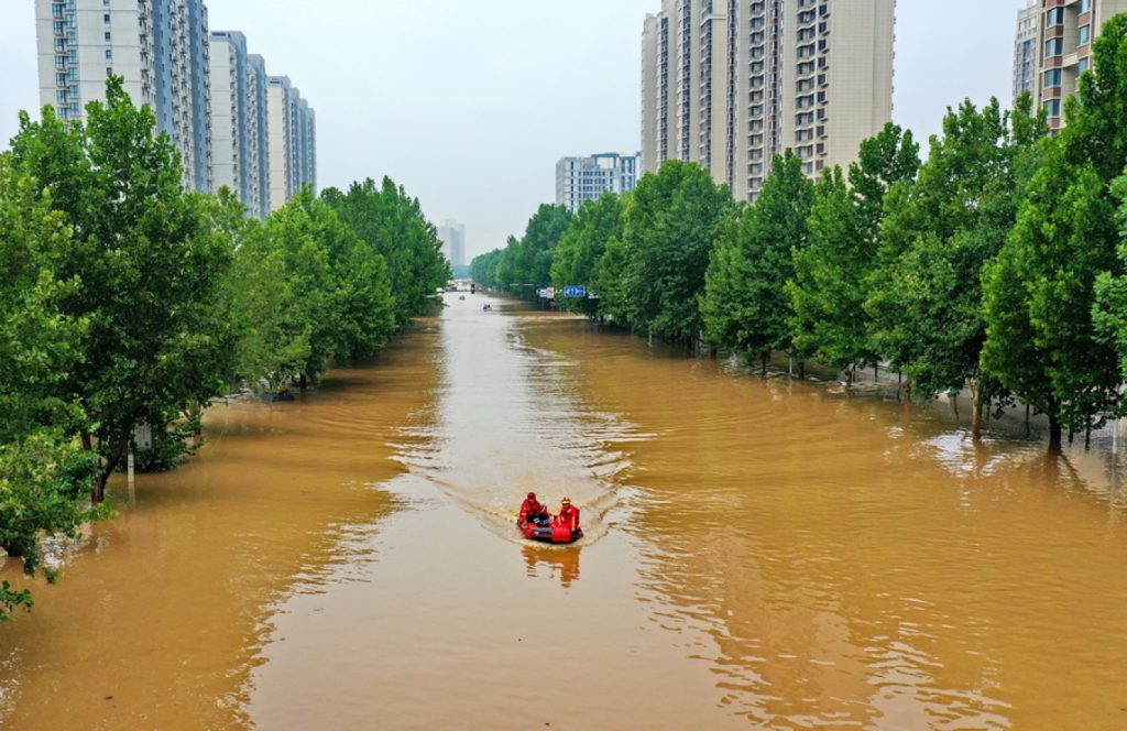 «Ιστορική» βροχόπτωση στη Κίνα: Τόνοι σκουπιδιών απειλούν την υγεία των κατοίκων (βίντεο)
