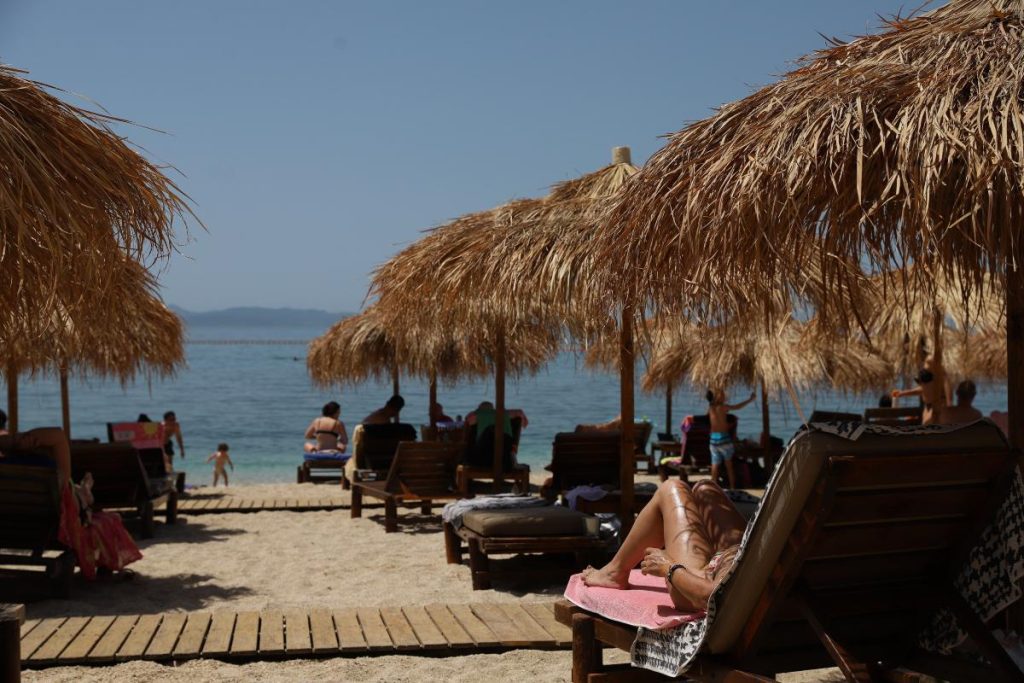 Μετά το «κίνημα της πετσέτας» η κυβέρνηση ανακοίνωσε ελέγχους για τις ξαπλώστρες στις παραλίες