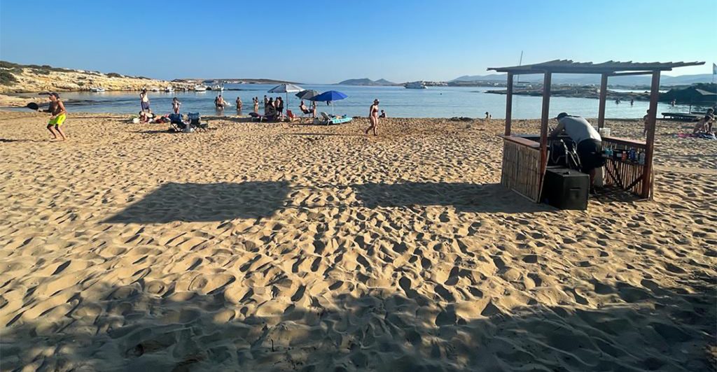 Πάρος: Έβγαλαν τις ξαπλώστρες από μεγάλο μέρος της παραλίας Μικρή Σάντα Μαρία – Nίκη για το «Κίνημα της Πετσέτας»