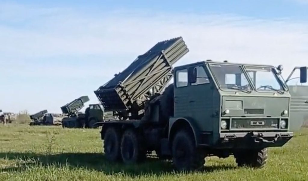 Τα ρουμανικά ρουκετοβόλα APR-40 σε ουκρανικά χέρια βάλλουν κατά των ρωσικών θέσεων (βίντεο)