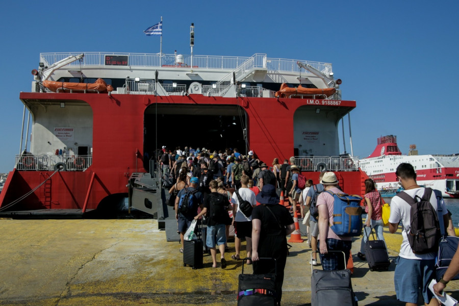 «Κορυφώνεται» η έξοδος των αδειούχων – Σχεδόν 112.000 εκδρομείς φεύγουν από τα λιμάνια το πρώτο Σαββατοκύριακο του Αυγούστου