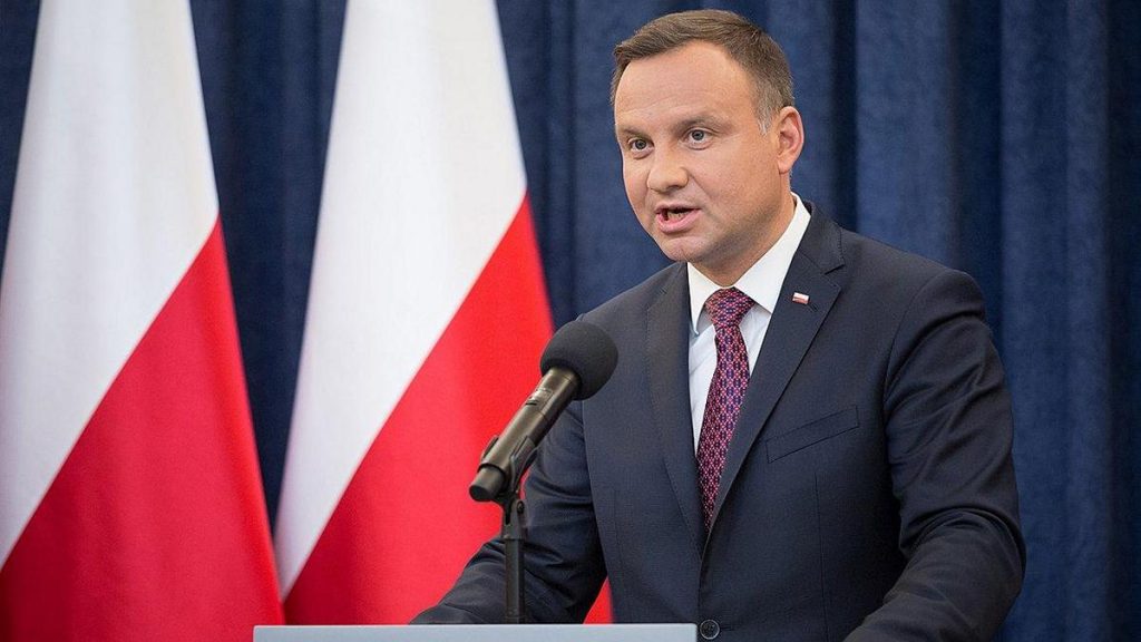 Πολωνία: Την τροποποιημένη εκδοχή του αμφιλεγόμενου νόμου για την καταπολέμηση της ρωσικής επιρροής υπέγραψε ο Α.Ντούντα