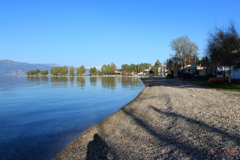 Αυτή είναι η παραλία με τα κρυστάλλινα νερά που απέχει δύο ώρες από την Αθήνα – Από που πήρε το περίεργο όνομα της