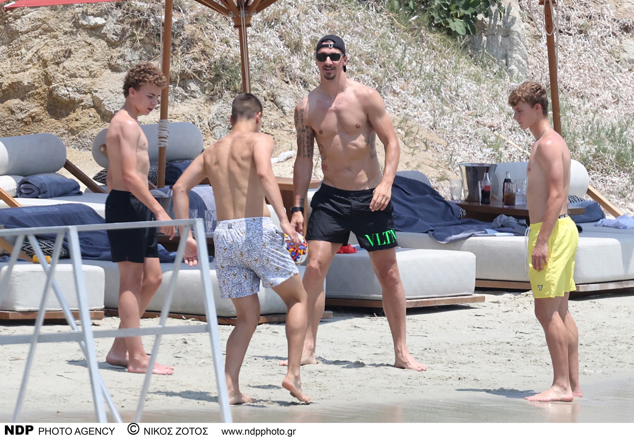 «Φέτες» ο Zλάταν Ιμπραΐμοβιτς στις διακοπές του στη Μύκονο – Παίζει μπάλα στην παραλία με τον γιο του (φωτο)