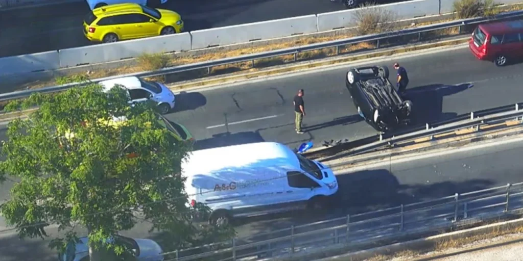 Μποτιλιάρισμα στην παραλιακή μετά από ανατροπή ΙΧ στο Νέο Φάληρο