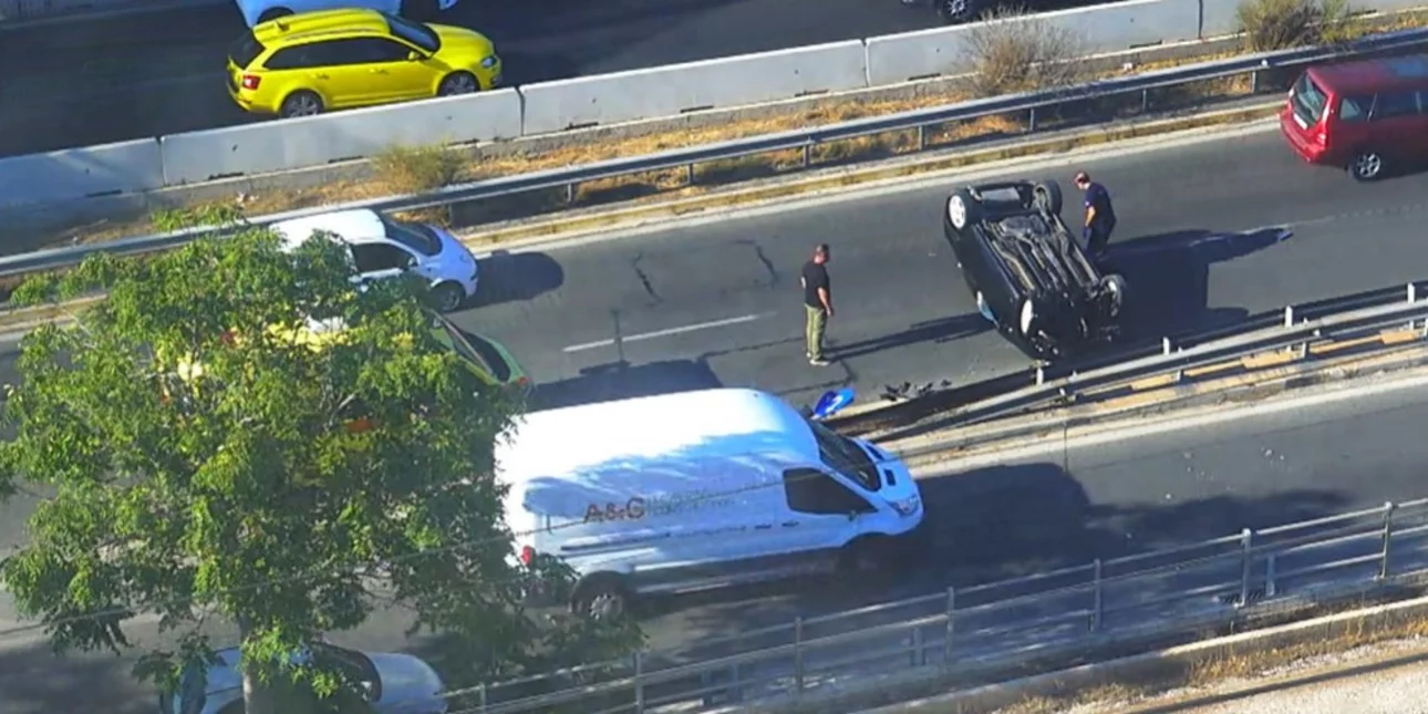 Μποτιλιάρισμα στην παραλιακή μετά από ανατροπή ΙΧ στο Νέο Φάληρο