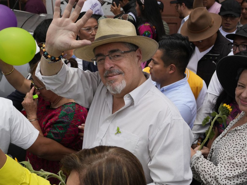 Γουατεμάλα: Ο Μπερνάρντο Αρέβαλο οδεύει προς τη νίκη στον 2ο γύρο των εκλογών σύμφωνα με δημοσκόπηση