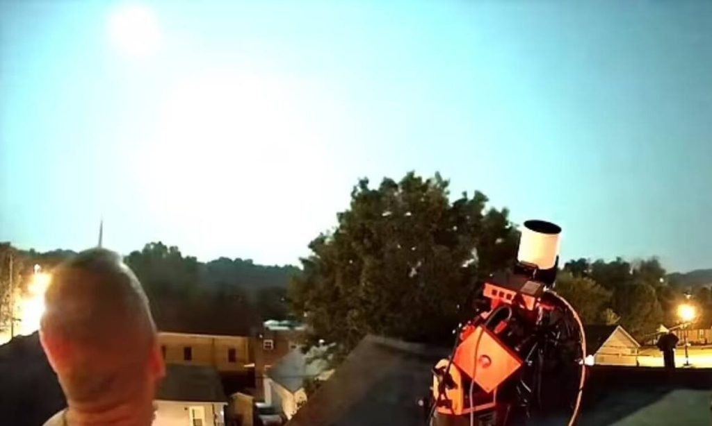Τμήμα κομήτη μετατρέπεται σε γιγάντια μπάλα φωτιάς – Εντυπωσιακό βίντεο