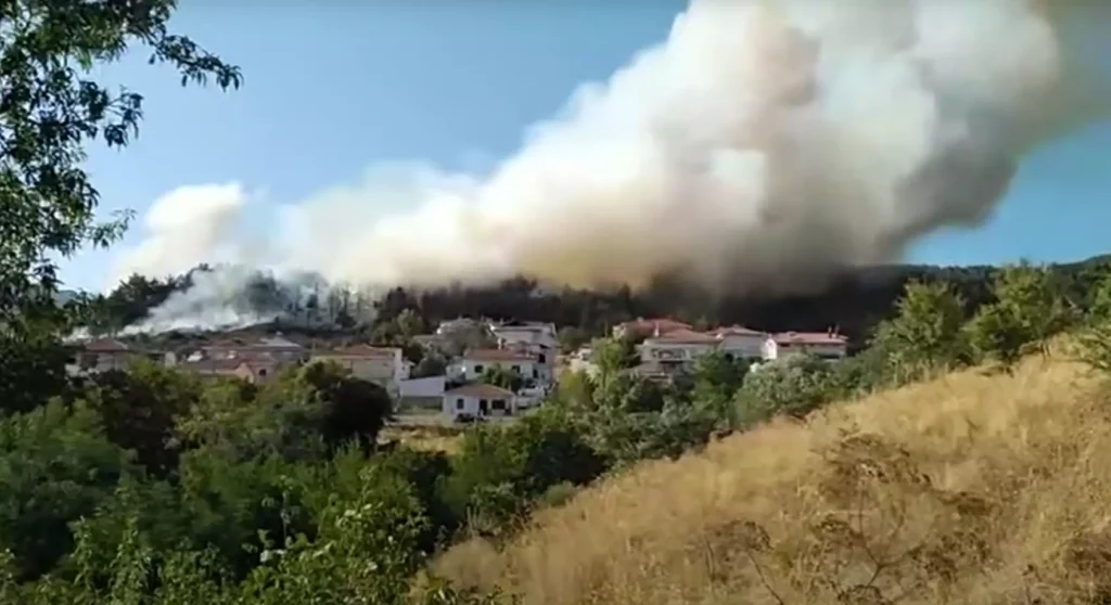 Γρεβενά: Υπό έλεγχο η φωτιά στη Δεσκάτη (βίντεο)