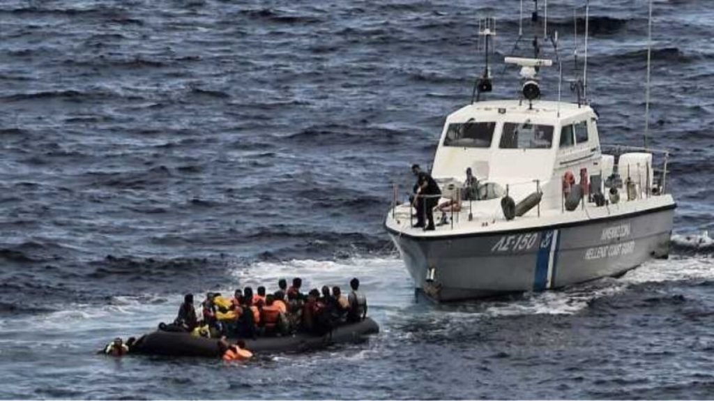 Σάμος: Εντοπίστηκαν και διασώθηκαν 19 παράνομοι μετανάστες ανοιχτά του νησιού – Χειροπέδες στον διακινητή