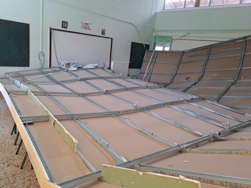 Βαρνάβας: Έπεσε ολόκληρη η οροφή τάξης σε δημοτικό σχολείο (φώτο)