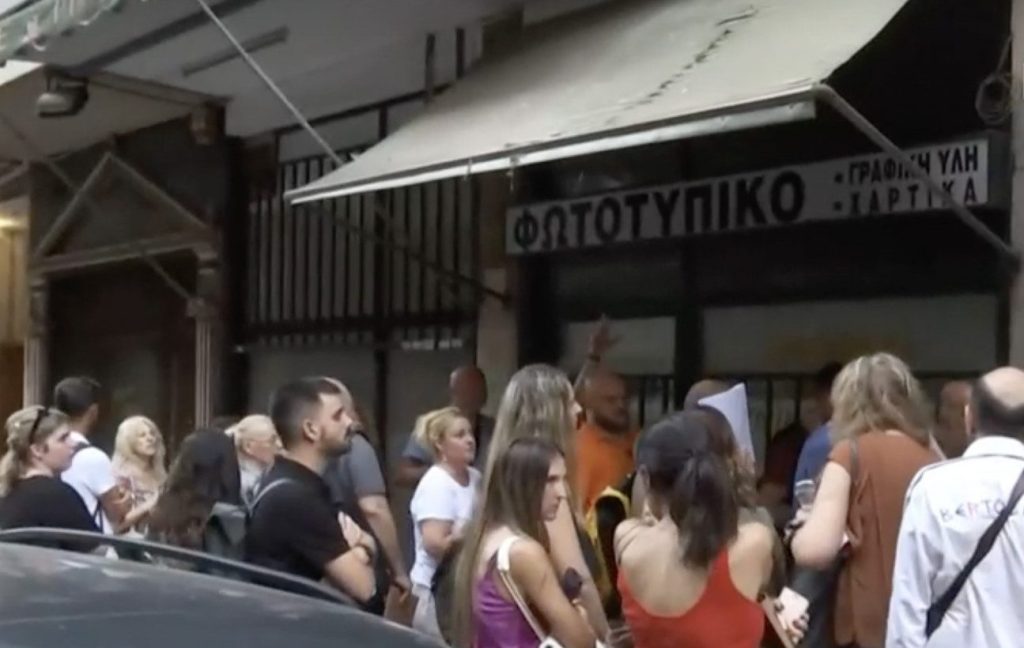 «Πυρά» της αντιπολίτευσης για τις τεράστιες ουρές στο Κτηματολόγιο