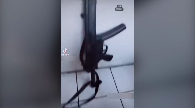 Με το όπλο κάτω και με… κοτομπουκιές ο αστυνομικός που είχε αναλάβει τη φύλαξη της πρεσβείας των ΗΠΑ (βίντεο)