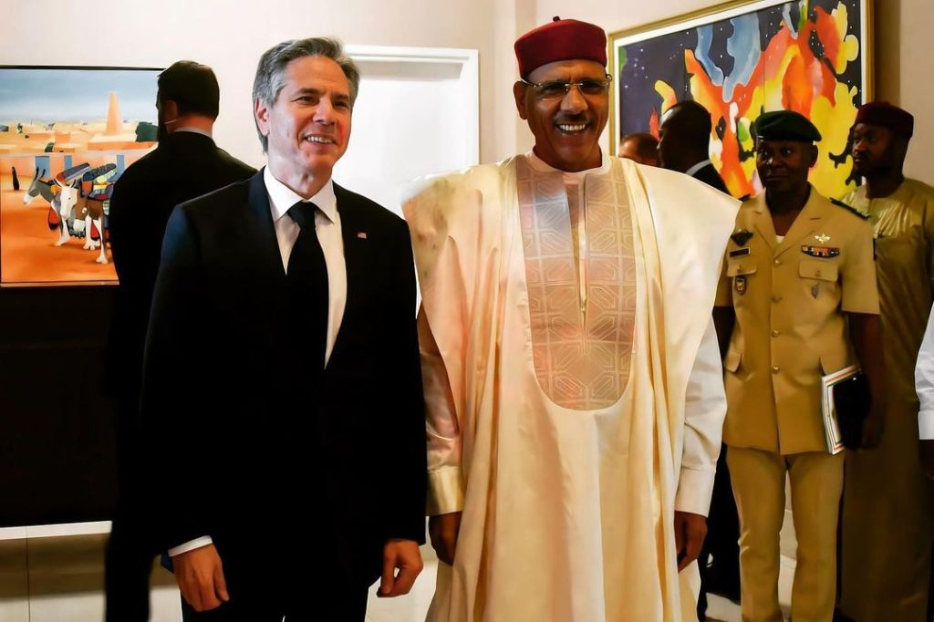 Ο καθαιρεθείς ηγέτης του Νίγηρα ζητά την παρέμβαση των ΗΠΑ για να αποκαταστήσει την προεδρία του