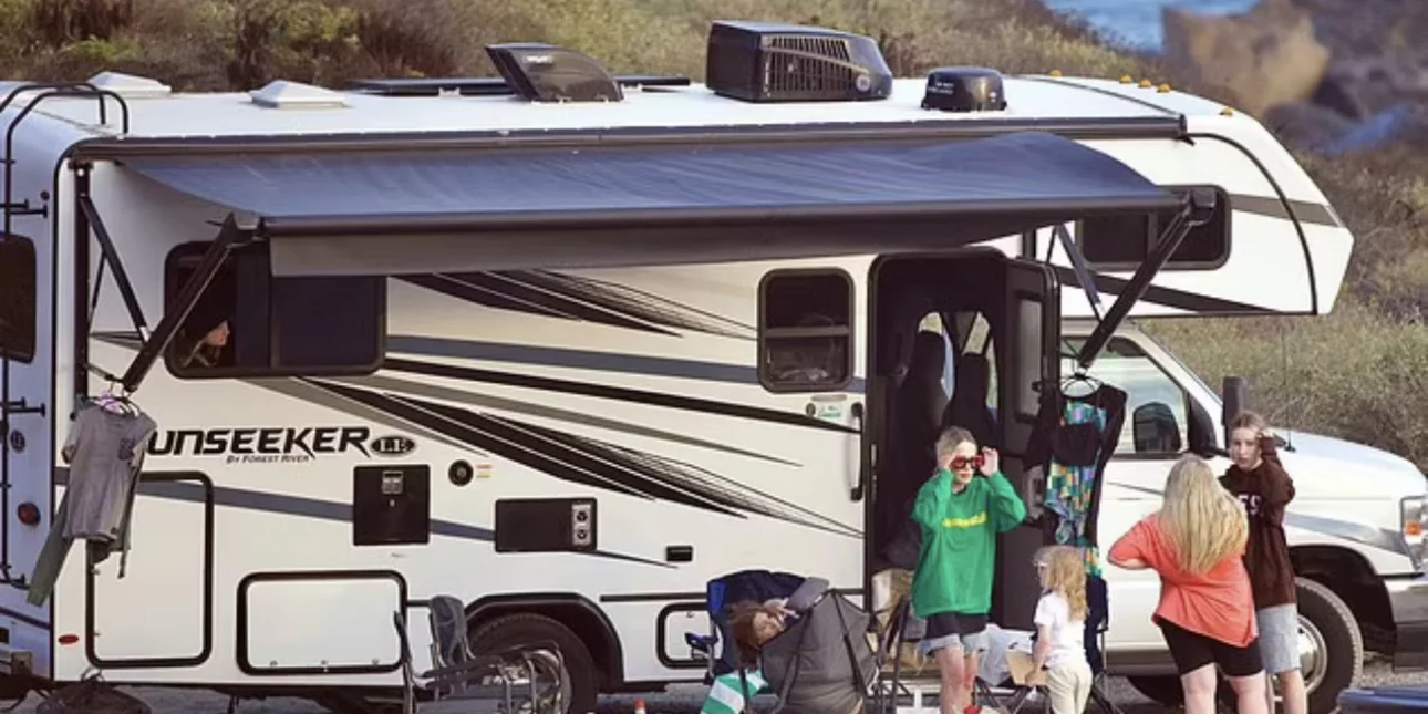 Πώς η ζάμπλουτη Τ.Σπέλινγκ κατέληξε να ζει σε τροχόσπιτο με τα 5 παιδιά της